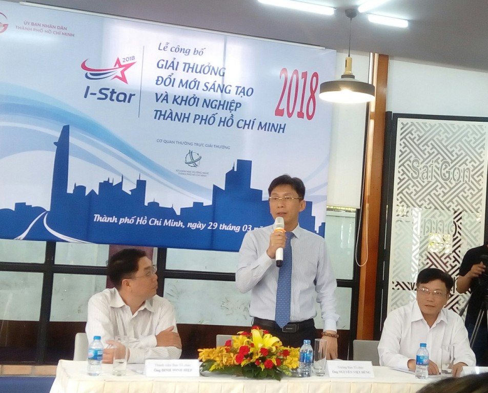 Ông Nguyễn Việt Dũng (giữa) trả lời báo chí tại Lễ công bố - Ảnh: KT